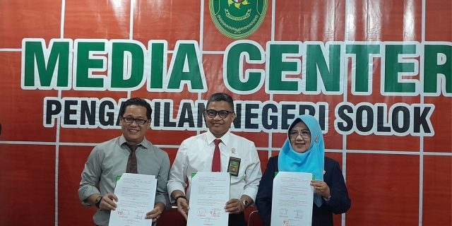 Kepala Disdukcapil Kota Solok Ratnawati dan Ketua Pengadilan Negeri Solok Radius Chandra bersama Kadis Kominfo Kota Solok Heppy Dharmawan di  Aula Pengadilan Negeri Solok, Senin (20/05/24)  